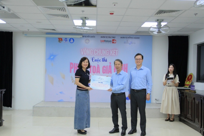 Luật sư Nguyễn Thị Thu Hằng đại diện Công ty Luật Hồng Bách và Cộng sự trao tặng 30.000.000 đồng cho Nhà trường
