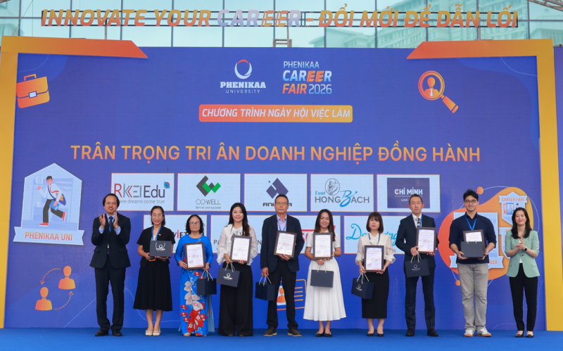 Giám đốc – Luật sư Trương Thị Pha đại diện Công ty Luật Hồng Bách và cộng sự nhận giấy chứng nhận Doanh nghiệp đồng hành