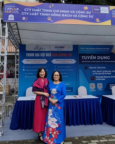 Giám đốc – Luật sư Trương Thị Pha và Luật sư Nguyễn Thị Thu Hằng check-in tại gian hàng Công ty Luật Hồng Bách và Cộng sự.